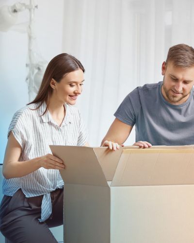 Zwei Personen packen ein Paket