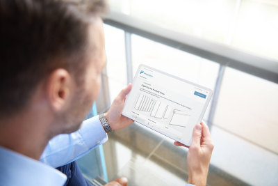 Person füllt das Auftragsformular auf einem Tablet aus