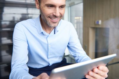 Person füllt das Auftragsformular auf einem Tablet aus