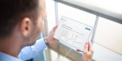 Person füllt das Auftragsformular auf einem Tablet aus